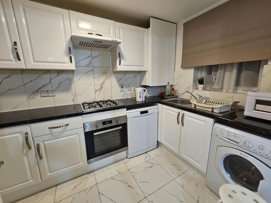 Lovely Flat Close To Shepherd'S Bush Apartment London Bagian luar foto